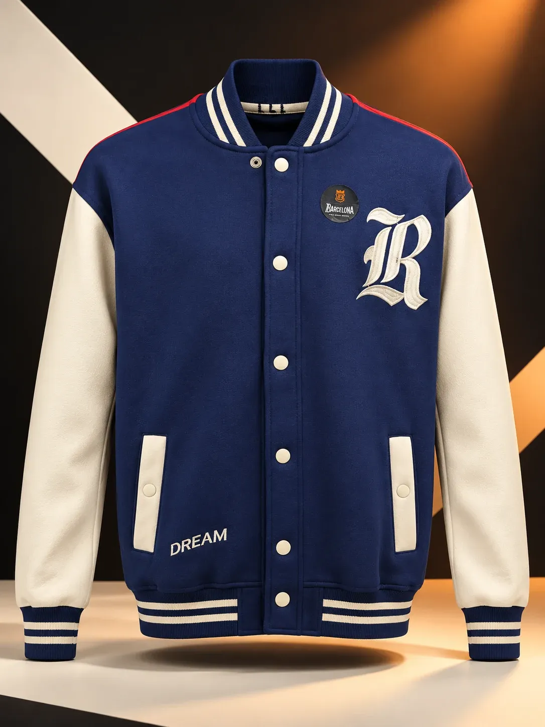 Casaca en azul marino con mangas en crema, letra R y botones
