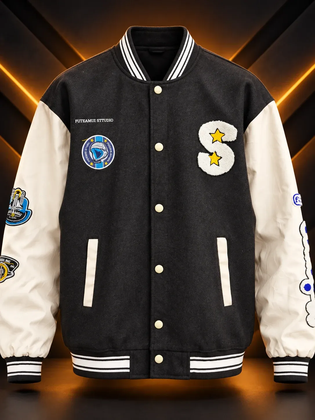Casaca en negro con mangas en crema, botones
